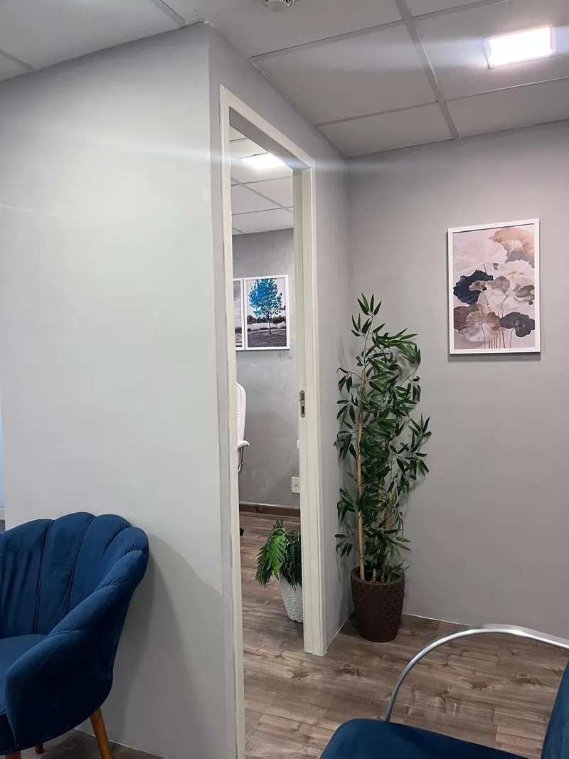 Sala de espera da Otocenter, com acesso à sala de atendimento