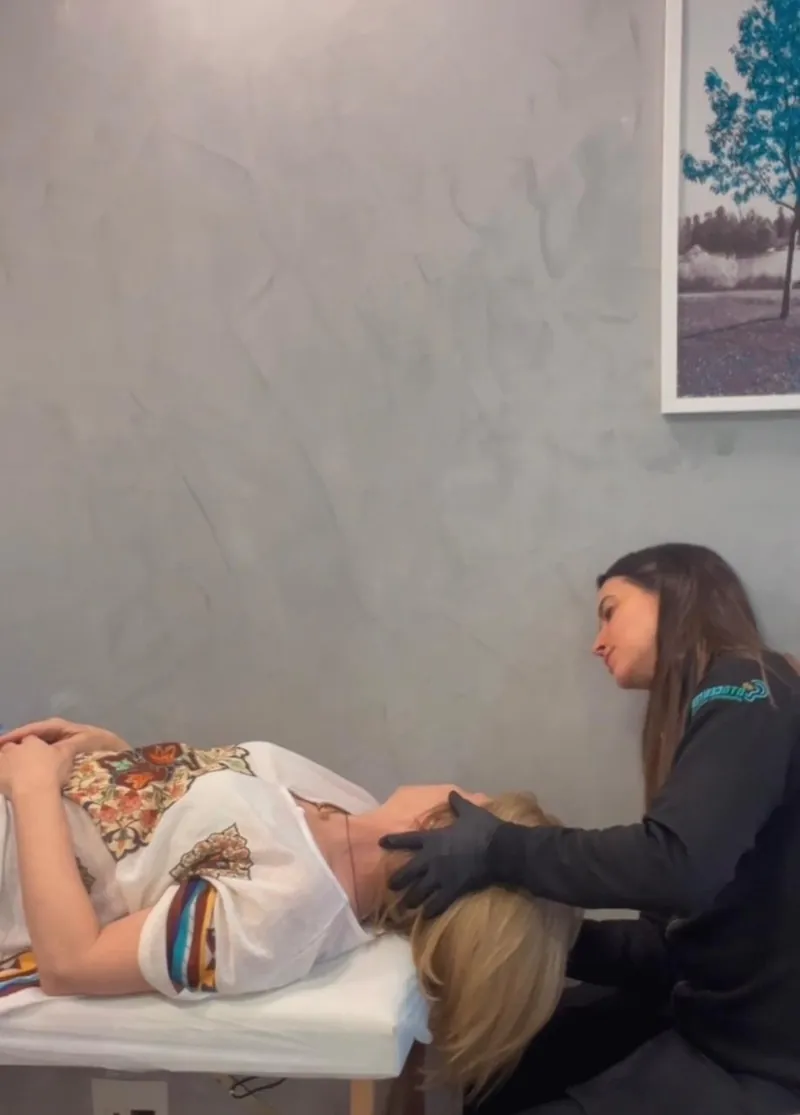 Dra. Priscila realizando manobra de reposicionamento para VPPB